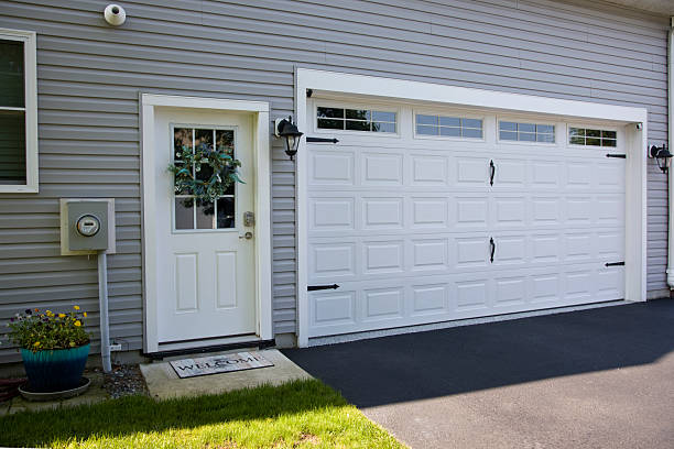 24/7 Emergency Garage Door Panel Replacement experts in Somerset, TX